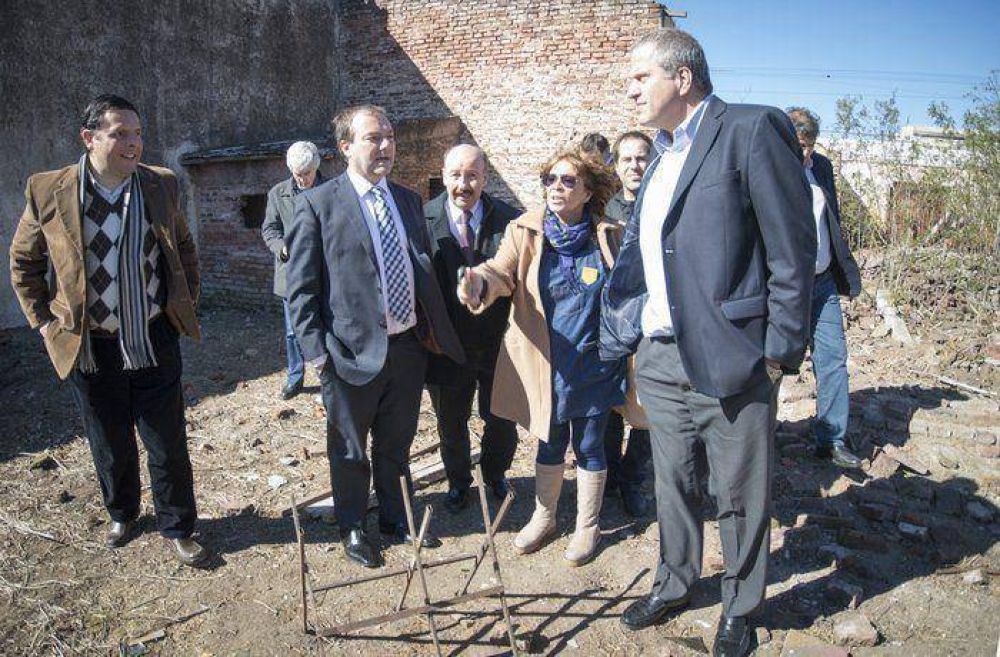 Inza firm� el contrato para la construcci�n de la Escuela Especial 505