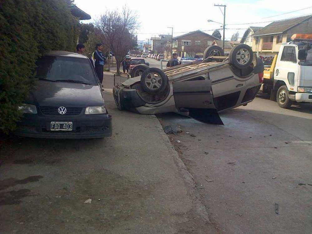 Conductor choc� auto estacionado y volc� en la 9 de Julio