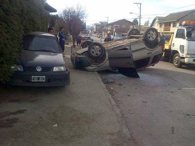 Conductor choc� auto estacionado y volc� en la 9 de Julio