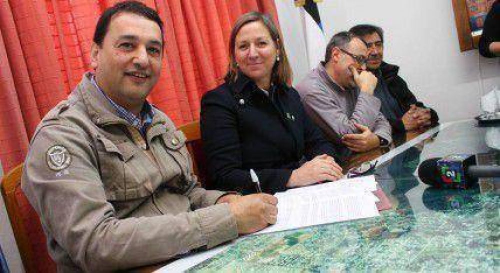 Firmaron el convenio por la construcci�n de 120 viviendas para docentes