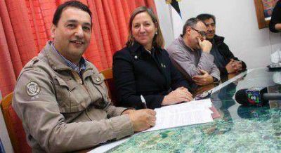 Firmaron el convenio por la construcci�n de 120 viviendas para docentes
