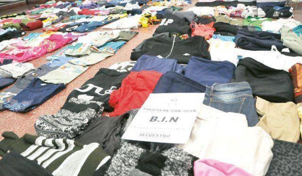 Robaron ropa de una tienda y la habr�an estado revendiendo