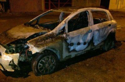 Incendiaron el veh�culo de un delincuente que fue requisado
