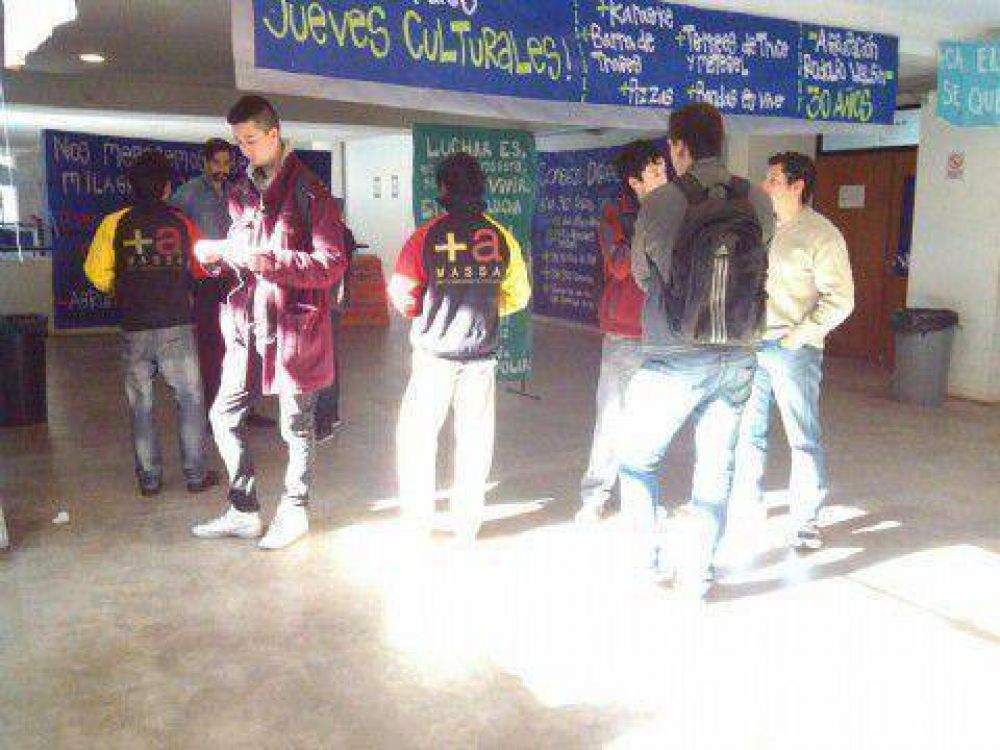 Facultad de Periodismo: j�venes massistas aseguran que fueron agredidos por militantes de 