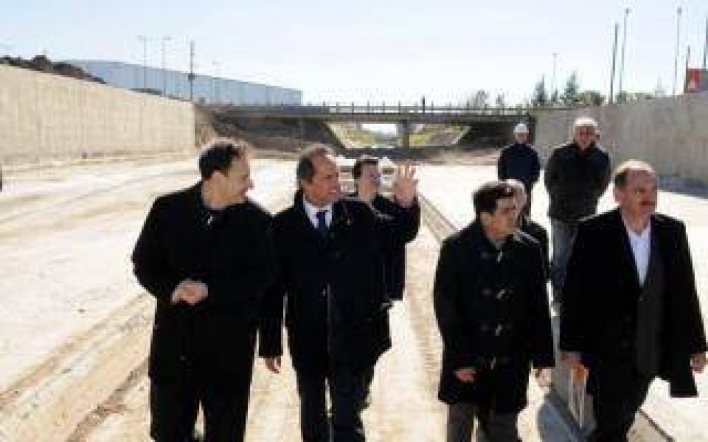 La Plata: Scioli recorri� obras en el arroyo El Gato