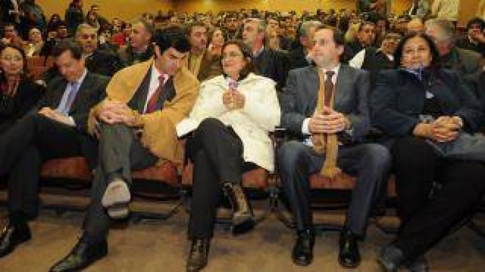 �La sobredimensi�n del Estado tiene un arrastre de 5 mil empleados que nombr� el FCyS minutos antes de irse�
