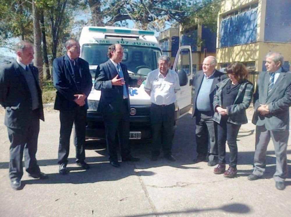 Distribuyen ambulancias al interior