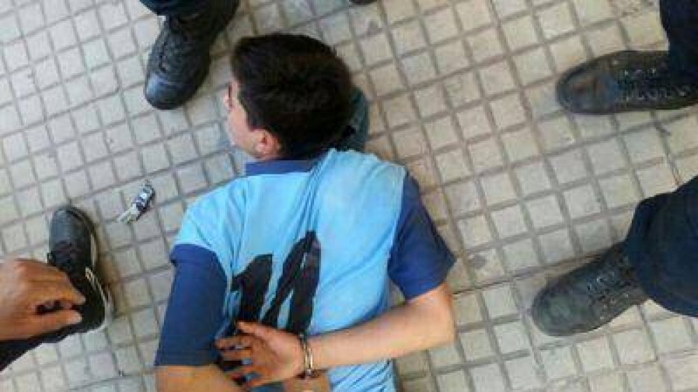 Detienen a individuo cuando vend�a marihuana frente a la escuela Normal