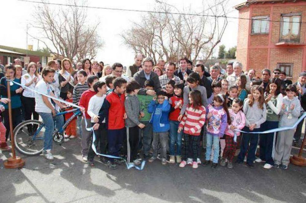 Inauguraron asfalto en barrio Issros