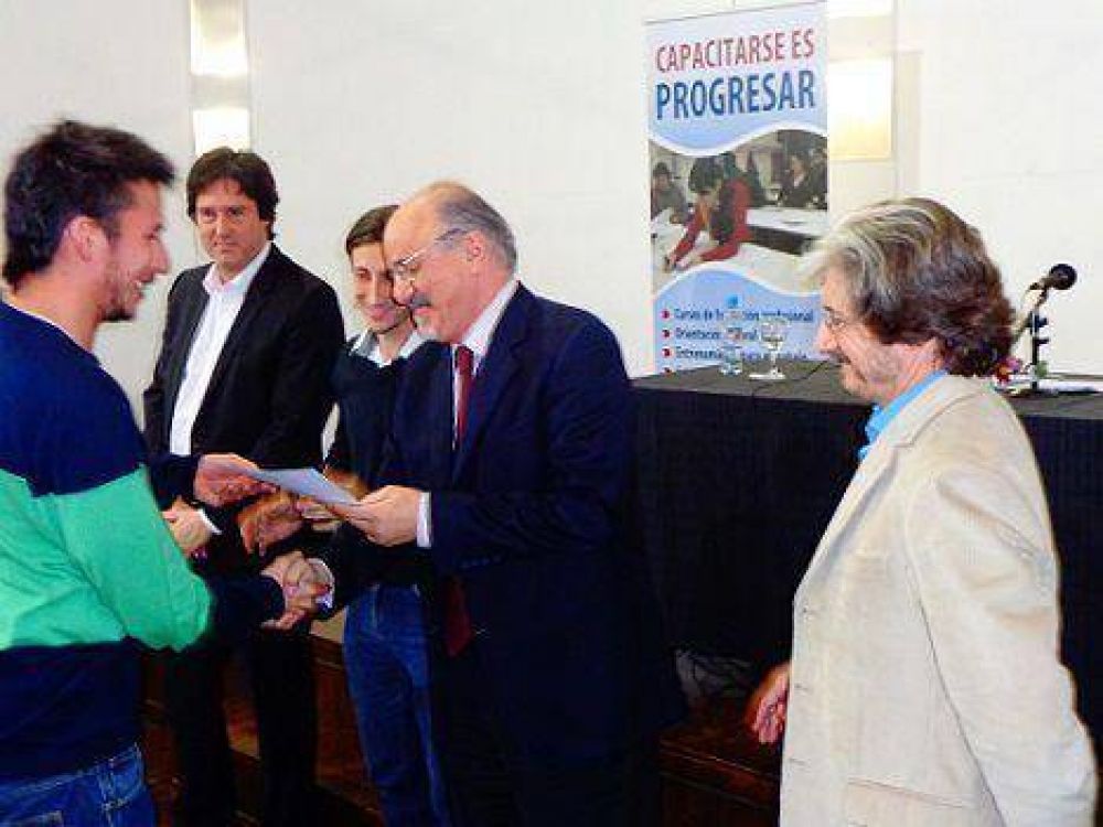 Tomada entreg� certificados de trabajo a j�venes en San Mart�n