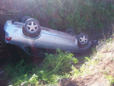 Un auto volc� en un profundo canal 