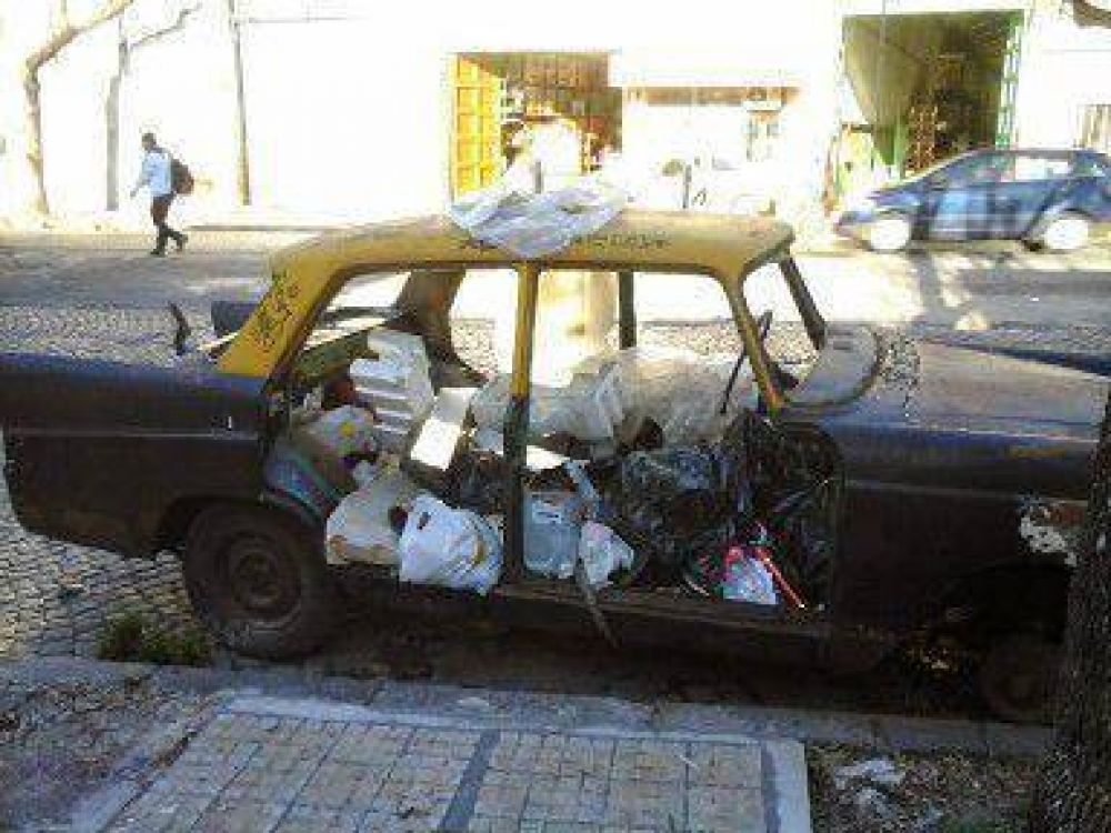 M�s de 50 autos abandonados en la Comuna 15