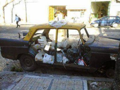 M�s de 50 autos abandonados en la Comuna 15