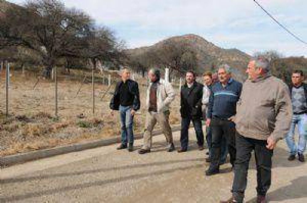Se inauguraron 600 metros de cord�n cuneta en Villa del R�o