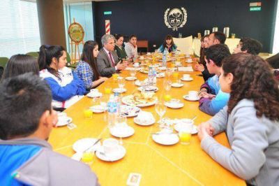 Tercer desayuno del gobernador Poggi con abanderados