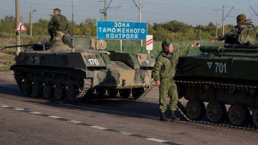 Junto con ayuda humanitaria, Rusia moviliza blindados cerca de la frontera con Ucrania