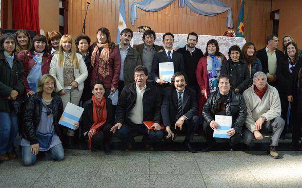 Entrega de 28 aulas digitales y $800 mil en subsidios a escuelas de Tigre