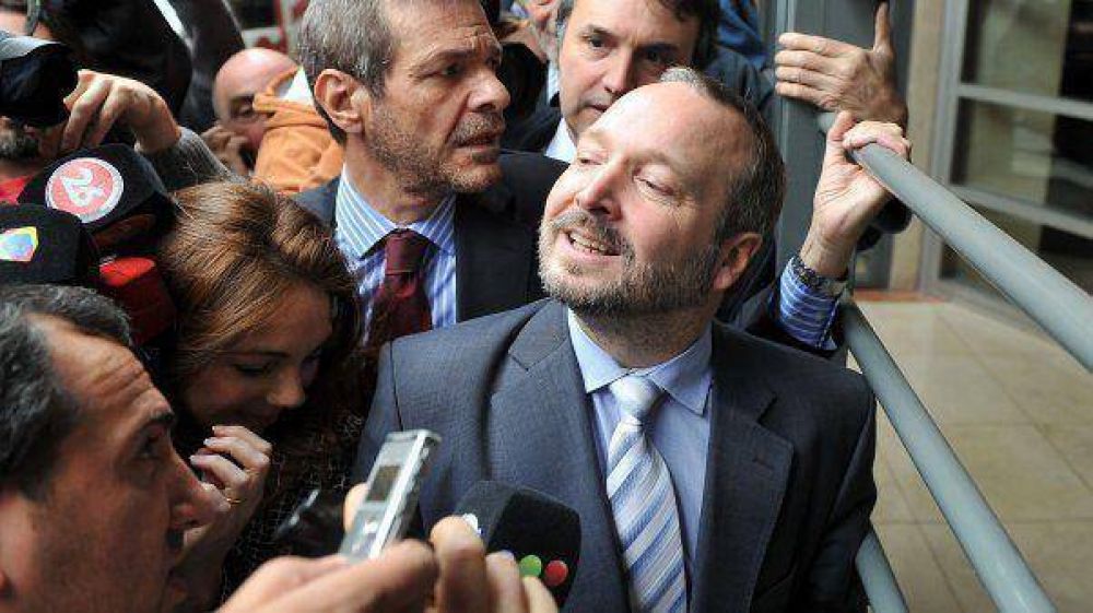 Sabbatella denunci� penalmente al Grupo Clar�n por no respetar la grilla de canales