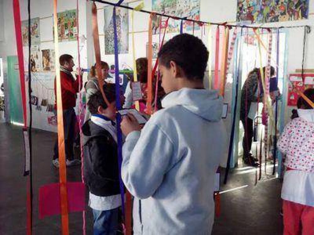 Bibliotecarias sorprenden a los chicos con lluvias de poes�as