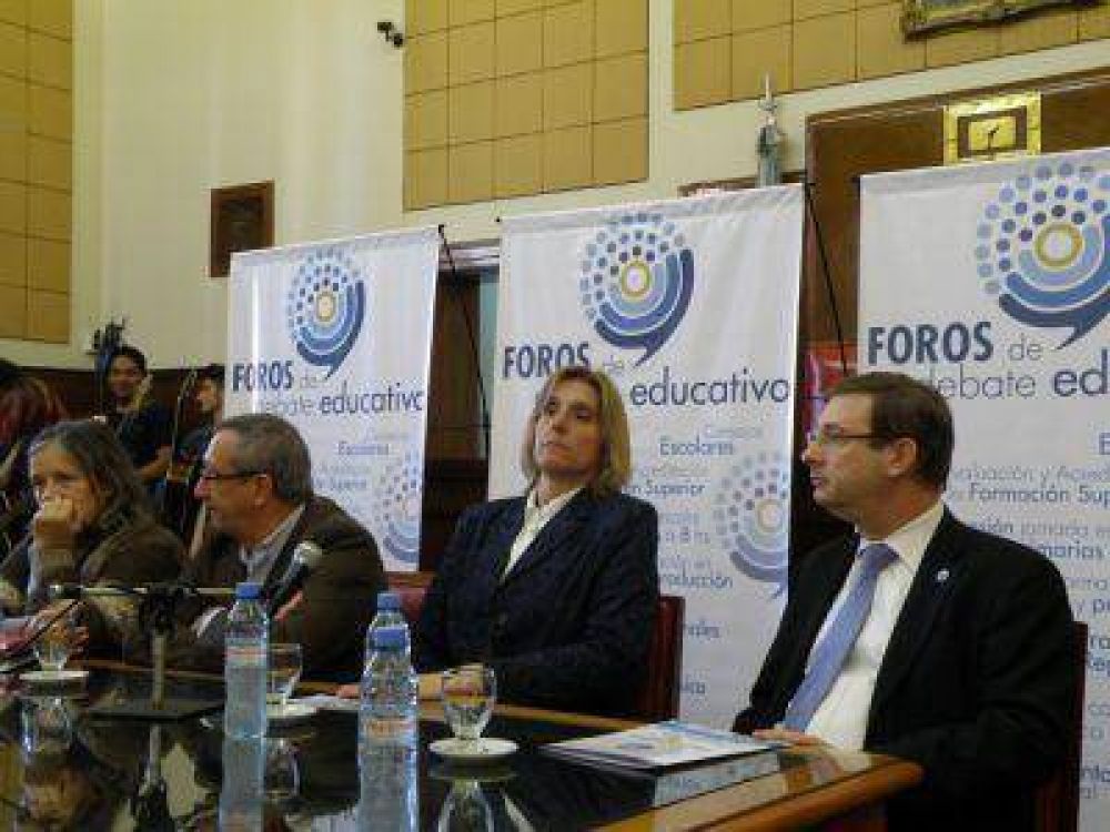 SE REALIZ� FORO DE DEBATE EDUCATIVO