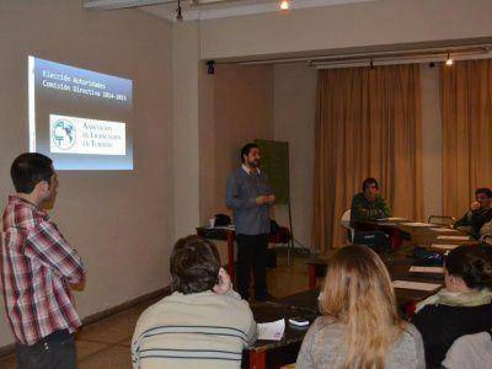 LICENCIADOS EN TURISMO SIGUEN PIDIENDO POR EL COLEGIO PROFESIONAL
