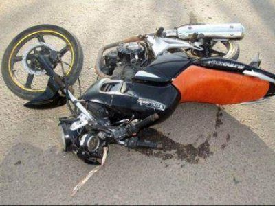 Motociclista pelea por su vida tras colisionar con otro por cruzar el sem�foro en rojo
