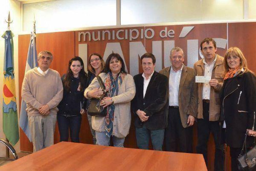 D�az P�rez entreg� un subsidio a la ESB N�17