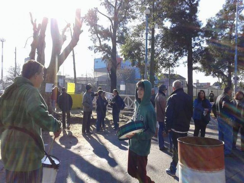 Vecinos impidieron obras en el bajov�as de Espora