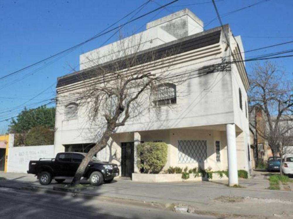 Balean a un empresario y matan a su hijo en una frustrada entradera en Echesortu