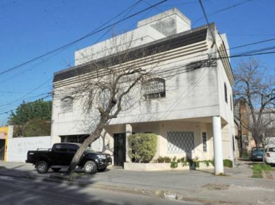 Balean a un empresario y matan a su hijo en una frustrada entradera en Echesortu