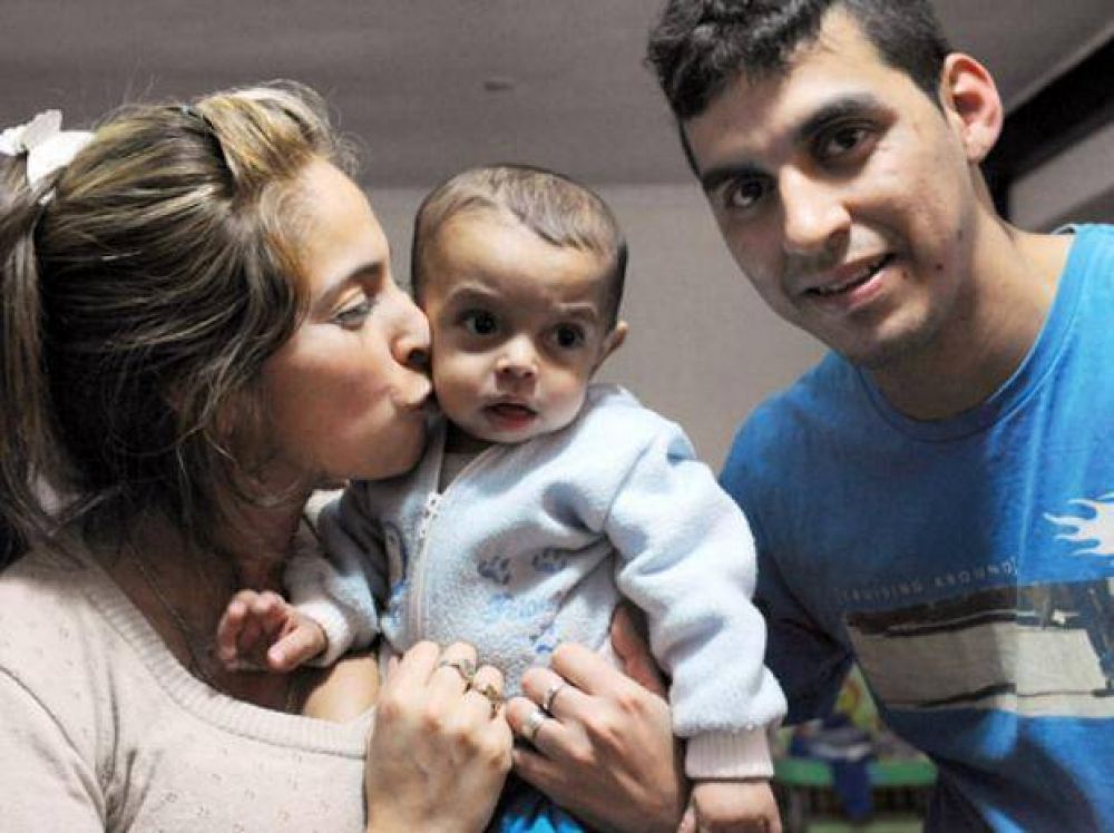 Cumpli� un a�o Samuel, el beb� que recibi� un trasplante de h�gado a los 21 d�as