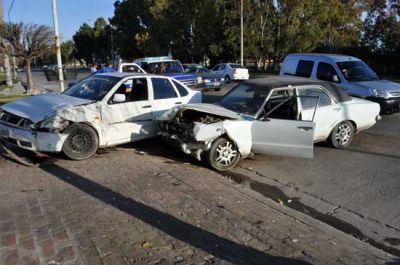 Se le cort� la direcci�n y choc� contra otro auto