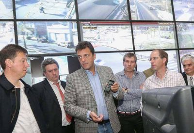 Massa teje un acuerdo con la UCR en seis provincias