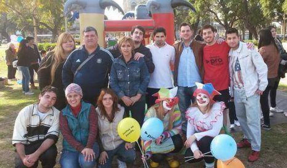 Militantes PRO con chicos en Plaza Constituci�n