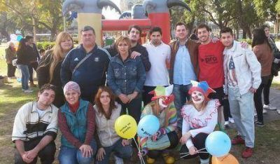 Militantes PRO con chicos en Plaza Constituci�n