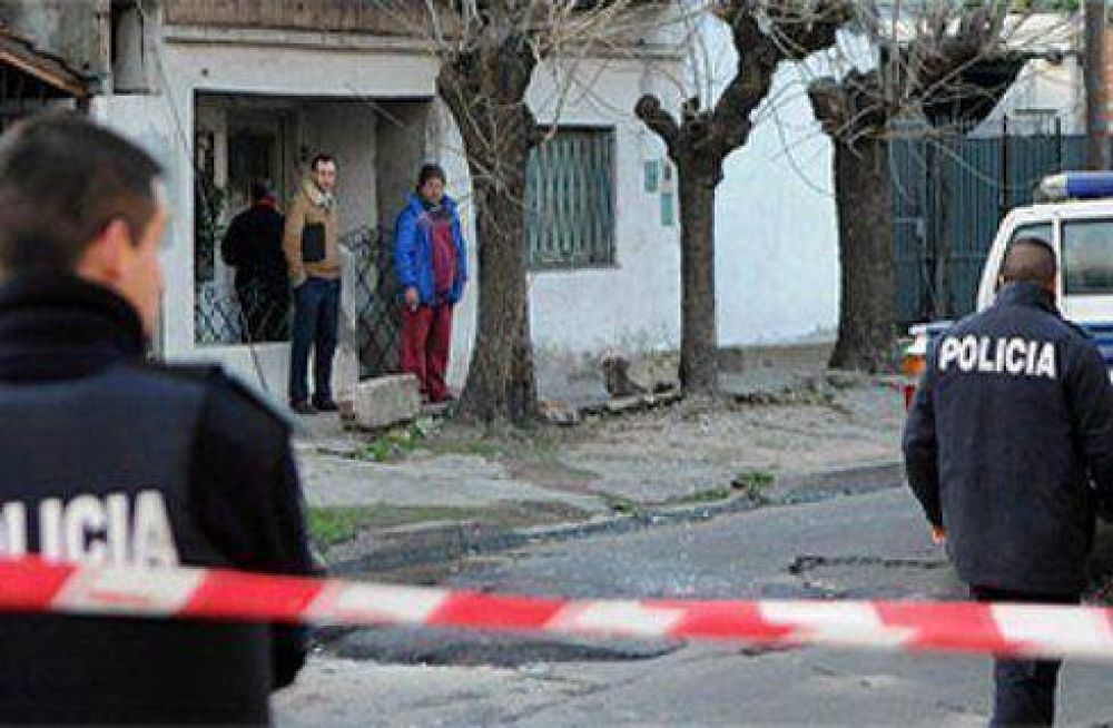  Una familia del barrio Los Pinares fue asaltada en su vivienda