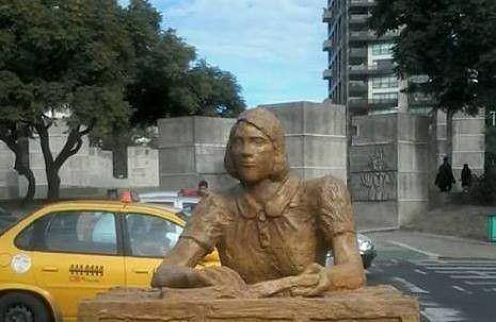 Removieron la pol�mica estatua de Ana Frank