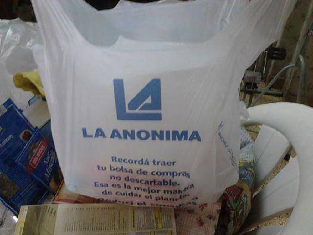 Los supermercados ya entregan bolsas