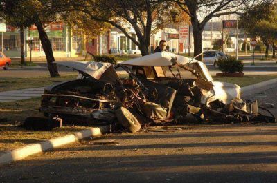 Un Ford Falcon choc� contra una columna y una planta en la Spinetto: hay un herido