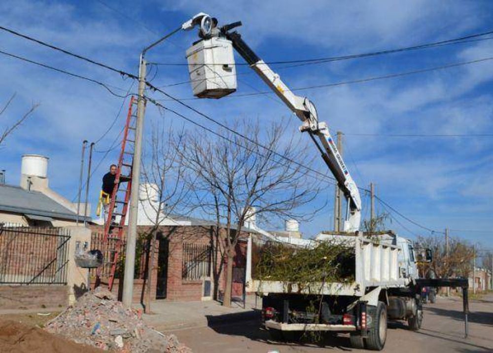 Contin�a la colocaci�n de nuevas luminarias