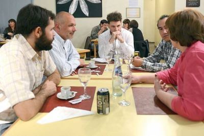 Buzzi cen� con cuatro vecinos de Comodoro en el inicio de una serie de di�logos directos