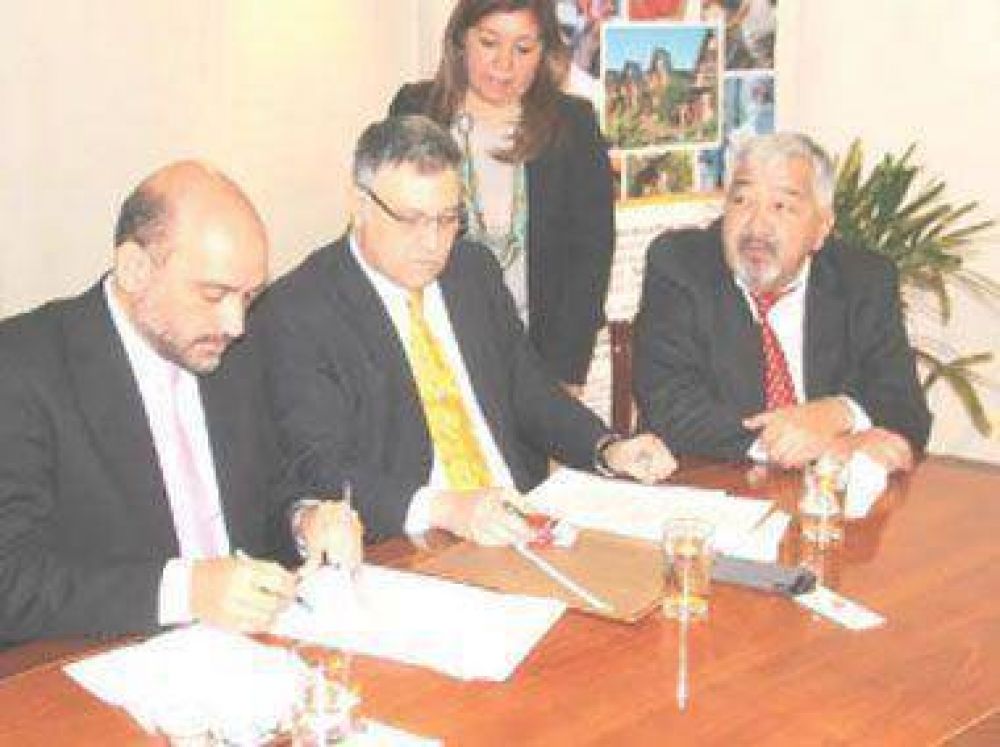 Firman convenio para extender cr�ditos para la producci�n