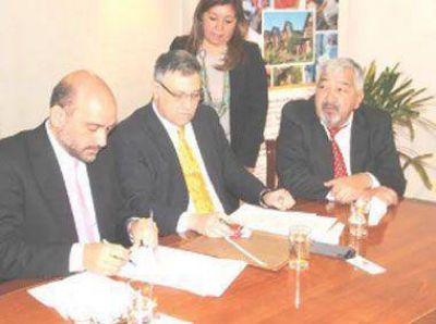 Firman convenio para extender cr�ditos para la producci�n