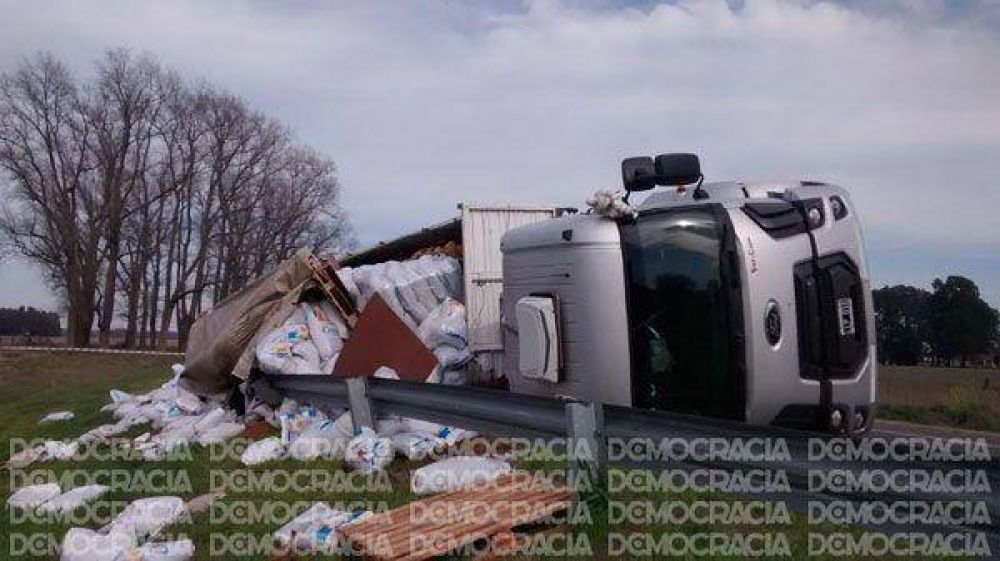 Espectacular vuelco de un cami�n y su carga en la Ruta Nacional N� 7