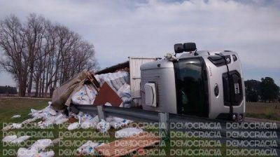 Espectacular vuelco de un cami�n y su carga en la Ruta Nacional N� 7