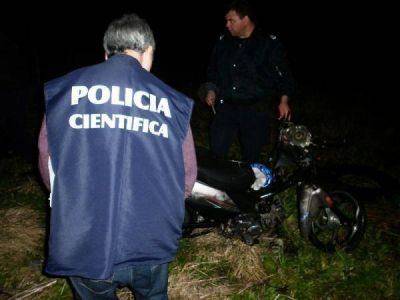 Corr�a una picada y se estrell� contra un auto que se fug�