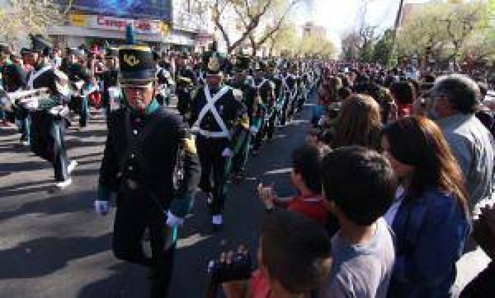 Una multitud estall� de emoci�n y patriotismo en medio del desfile