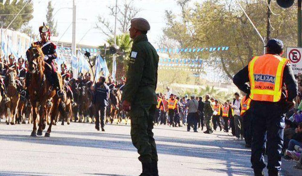 M�s de 1.200 efectivos cuidaron la seguridad del desfile