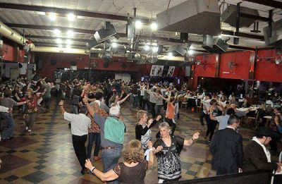 Baile y canto durante todo el d�a en la �marat�n folcl�rica�