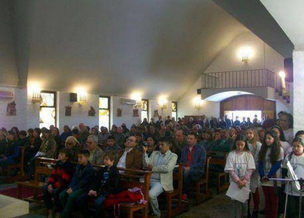 Encabezado por el Obispo, la Parroquia Santa Elena celebr� 50 a�os